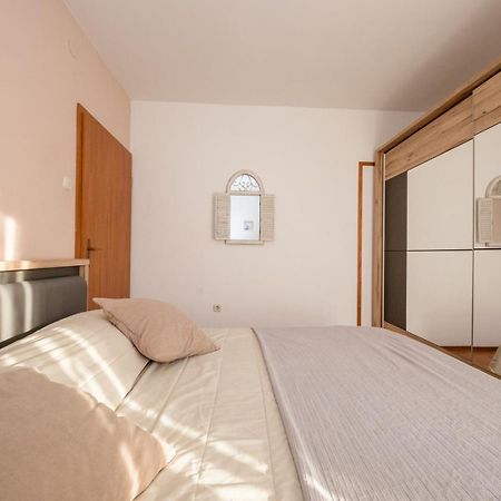 Apartments Vladimir 2836 Palit Room photo