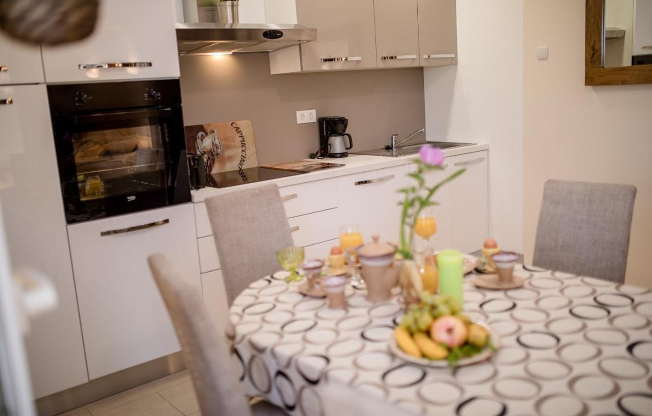 Apartments Vladimir 2836 Palit Exterior photo